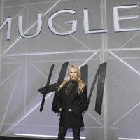 Koleksi kolaborasi H&M dan Mugler akhirnya dirilis. Acara peluncurannya yang digelar di New York City, AS, pada Rabu (19/4/2023), bertaburan bintang. Turut hadir aktris dan model senior Pamela Anderson. (Foto: Evan Agostini/Invision/AP)
