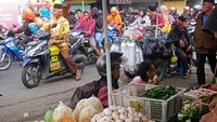 Kemacetan terjadi akibat pasar tumpah di sepanjang jalan utama kota Ngadirejo tersebut.