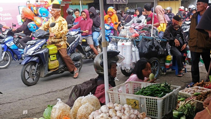 Suasana kemacetan jalur mudik di kompleks pasar Adiwinangun Ngadirejo, Temanggung, Jawa Tengah, Kamis (20/4/2023). Kemacetan terjadi akibat pasar tumpah di sepanjang jalan utama kota Ngadirejo, dan pihak terkait mengimbau pemudik untuk mengikuti arahan petugas agar melalui jalur lain untuk menghindari kemacetan. ANTARA FOTO/Anis Efizudin/aww.