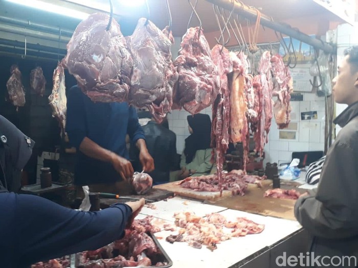 Pedagang daging sapi di Sukabumi.