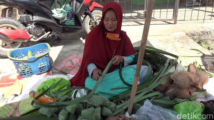 Pedagang kulit ketupat di Pasar Induk, Polewali Mandar.