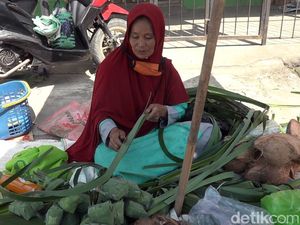 Penjual Kulit Ketupat di Polman Raup Rp 1 Juta Per Hari Jelang Lebaran