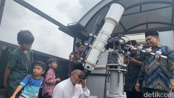 Pemantauan Gerhana Matahari di gedung Pascasarjana UMSU, Medan. (Kartika Sari/detikSumut)