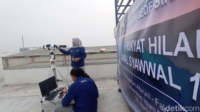 Pemantauan hilal di Bandung.