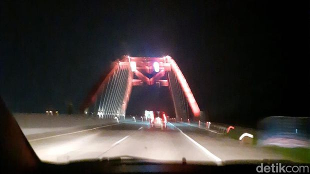 Pemberlakuan sistem one way saat arus mudik 2023 dinilai membantu. Pemudik ini mengaku terheran-heran karena perjalanan dari Bandung ke Gresik begitu lancar. (dok Pribadi)