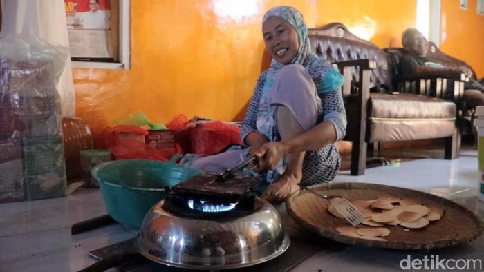 Pembuatan kue kasippi khas Polman, Sulbar.