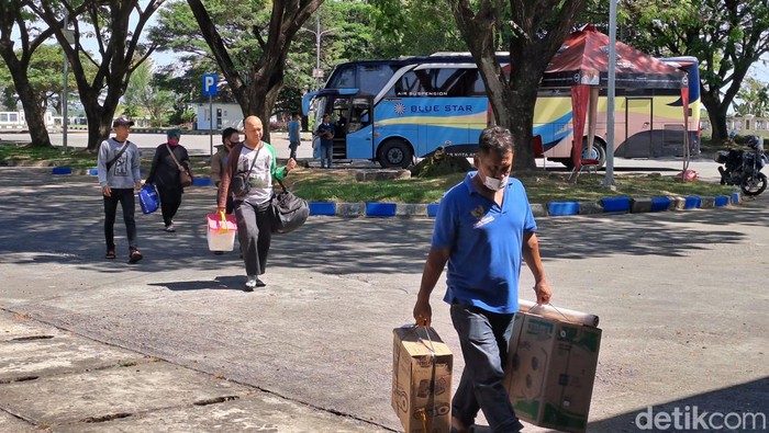 Pemudik tiba di Terminal Tipe A Giri Adipura Wonogiri pada Kamis (20/4/2023) siang.