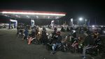Potret Panjangnya Antrean Pengisian BBM Pemudik Motor di Indramayu