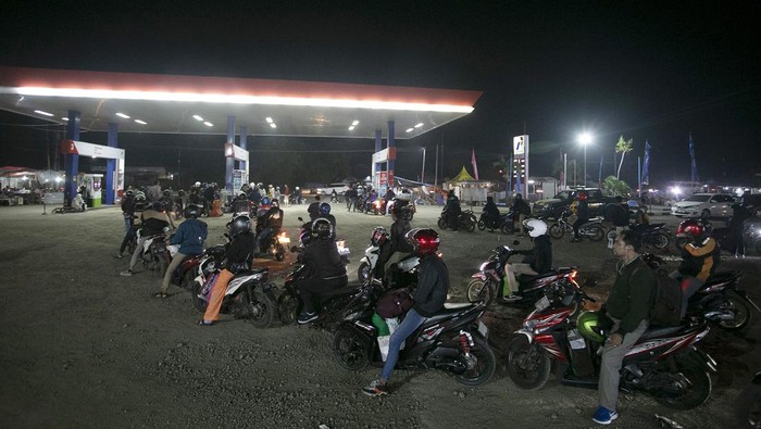 PEMUDIK ANTRE BBM Pemudik sepeda motor antre untuk mengisi bahan bakar minyak (BBM) di SPBU, Losarang Indramayu, Jawa Barat, Rabu (19/4/2023). Dinas Perhubungan Indramayu mencatat jumlah pemudik yang menggunakan kendaraan roda dua yang melintas jalur Pantura Indramayu pada H-3 hingga pukul 22.00 WIB sebanyak 169.847 unit dan diprediksi masih akan terus meningkat. ANTARA FOTO/Dedhez Anggara/nym.