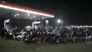 Potret Panjangnya Antrean Pengisian BBM Pemudik Motor di Indramayu