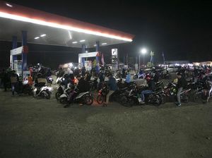 Potret Panjangnya Antrean Pengisian BBM Pemudik Motor di Indramayu