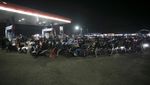 Potret Panjangnya Antrean Pengisian BBM Pemudik Motor di Indramayu