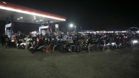 Pemudik sepeda motor antre untuk mengisi bahan bakar minyak (BBM) di SPBU, Losarang Indramayu, Jawa Barat, Rabu (19/4/2023).