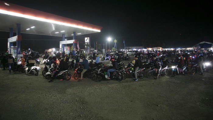 Pemudik sepeda motor antre untuk mengisi bahan bakar minyak (BBM) di SPBU, Losarang Indramayu, Jawa Barat, Rabu (19/4/2023). Dinas Perhubungan Indramayu mencatat jumlah pemudik yang menggunakan kendaraan roda dua yang melintas jalur Pantura Indramayu pada H-3 hingga pukul 22.00 WIB sebanyak 169.847 unit dan diprediksi masih akan terus meningkat. ANTARA FOTO/Dedhez Anggara/nym.