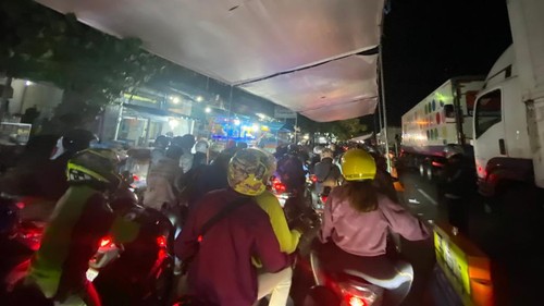 Pemudik antre masuk Pelabuhan Gilimanuk, Kabupaten Jembrana, Bali, Kamis (20/4/2023).