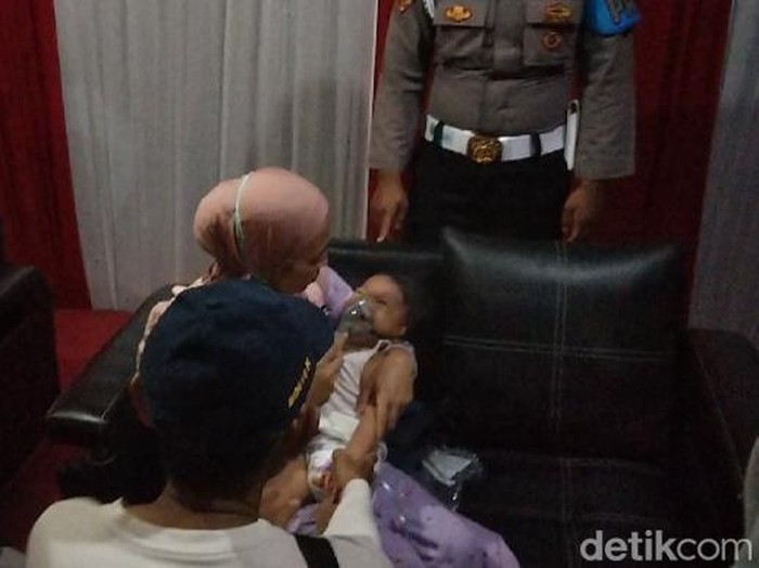 Pemudik balita yang sesak nafas tengah diberikan pertolongan medis di Pos Pelayanan Rest Area Km 166 Tol Cipali.