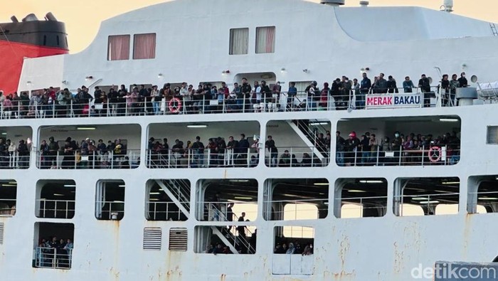 Pemudik berada di dalam kapal yang hendak bersandar di Pelabuhan Bakauheni (Tommy Saputra/detikSumut)