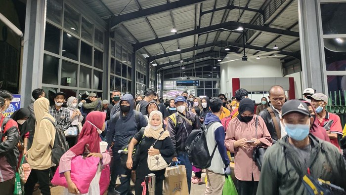 Pemudik di Stasiun Rangkasbitung