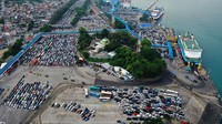 Pemudik yang menggunakan mobil sedang mengantre untuk memasuki kapak di Pelabuhan Merak.