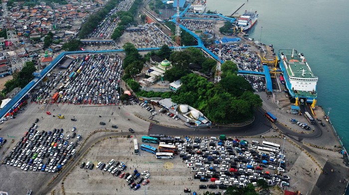 PEMUDIK MASIH PADATI PELABUHAN MERAK Foto udara sejumlah mobil pribadi dan bus berisi pemudik antre menaiki kapal di Pelabuhan Merak, Banten, Kamis (20/4/2023). Berdasarkan data Posko Merak periode 19 April 2023 pukul 08.00 WIB hingga 20 April 2023 pukul 08.00 WIB realisasi total penumpang mencapai 164.305 atau naik 5 persen dibandingkan realisasi periode yang sama tahun lalu sebanyak 155.812 orang. ANTARA FOTO/Indrianto Eko Suwarso/aww.