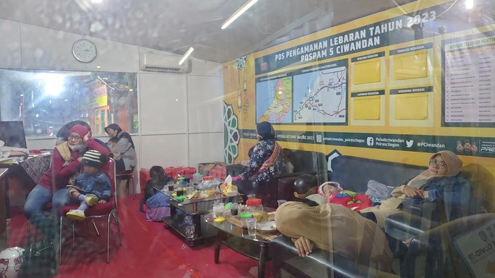Pemudik motor bawa anak antre naik kapal dievakuasi ke pos polisi