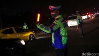 Sejumlah petugas kepolisian berada di lokasi untuk mengatur lalu lintas di lokasi. 