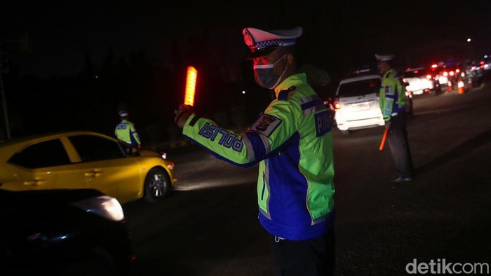Sejumlah kendaraan pemudik mengantre di pintu Tol Merak, Banten, Kamis (20/4/2023). Volume pemudik yang tinggi membuat antrean di Tol Merak mencapai 3 kilometer.