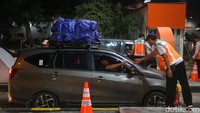 Petugas jalan tol turut membantu di pintu tol untuk mempercepat transaksi. 