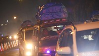 Situasi arus lalu lintas di Cikuasa Atas atau jalur selepas exit tol Merak didominasi mobil pribadi. Banyak pemudik yang dicirikan dengan barang bawaan yang diletakan di atas mobil. 