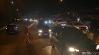 Volume pemudik yang tinggi membuat antrean di Tol Merak mencapai 3 kilometer. 
