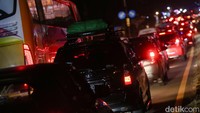 Kepadatan terjadi dari sebelum exit tol Merak, hingga selepas exit tol. 