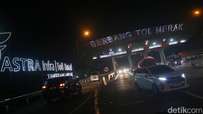 Sejumlah kendaraan pemudik mengantre di pintu Tol Merak, Banten, Kamis (20/4/2023). Volume pemudik yang tinggi membuat antrean di Tol Merak mencapai 3 kilometer.