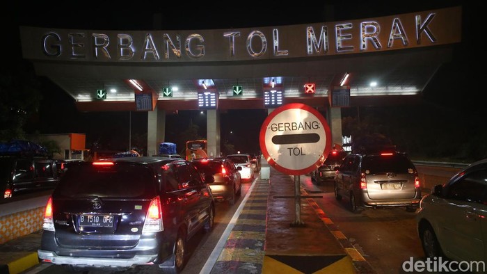 Sejumlah kendaraan pemudik mengantre di pintu Tol Merak, Banten, Kamis (20/4/2023). Volume pemudik yang tinggi membuat antrean di Tol Merak mencapai 3 kilometer.