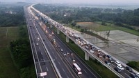 Korlantas Polri memberlakukan contraflow mulai dari KM 36+800 sampai KM 70 dari pukul 00.15 WIB.