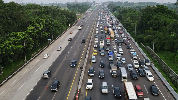 Foto udara kendaraan melintas di Tol Jakarta-Cikampek KM 47 di Kabupaten Karawang, Jawa Barat, Kamis (20/4/2023). Korlantas Polri memberlakukan contraflow dari KM 36+800 sampai dengan KM 70 dari pukul 00.15 WIB dini hari untuk mengantisipasi lonjakan volume lalu lintas di ruas tol arah Cikampek. ANTARA FOTO/ Fakhri Hermansyah/aww.