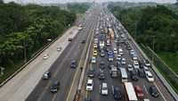 Penerapan contraflow untuk mengantisipasi lonjakan kendaraan di ruas tol arah Cikampek. 