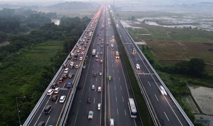 Foto udara kendaraan melintas di Tol Jakarta-Cikampek KM 47 di Kabupaten Karawang, Jawa Barat, Kamis (20/4/2023). Korlantas Polri memberlakukan contraflow dari KM 36+800 sampai dengan KM 70 dari pukul 00.15 WIB dini hari untuk mengantisipasi lonjakan volume lalu lintas di ruas tol arah Cikampek. ANTARA FOTO/ Fakhri Hermansyah/aww.