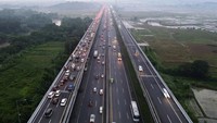 Foto udara kendaraan pemudik melintas di Tol Jakarta-Cikampek KM 45 dan Tol Layang MBZ di Kabupaten Karawang, Jawa Barat, Kamis (20/4/2023) pagi.