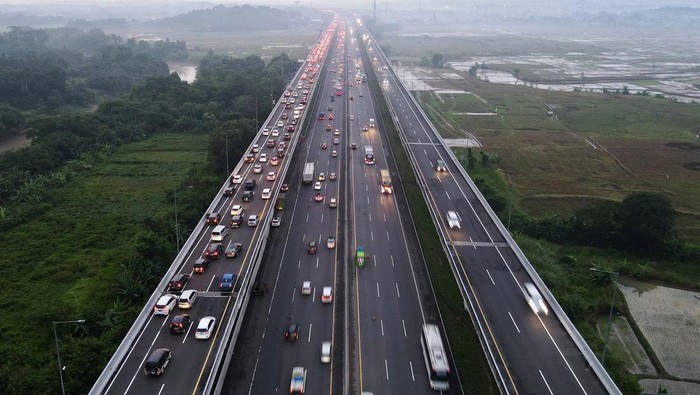 Penampakan dari Udara Arus Mudik Saat Contraflow di Tol Japek Foto udara kendaraan melintas di Tol Jakarta-Cikampek KM 47 di Kabupaten Karawang, Jawa Barat, Kamis (20/4/2023). Korlantas Polri memberlakukan contraflow dari KM 36+800 sampai dengan KM 70 dari pukul 00.15 WIB dini hari untuk mengantisipasi lonjakan volume lalu lintas di ruas tol arah Cikampek. ANTARA FOTO/ Fakhri Hermansyah/aww.