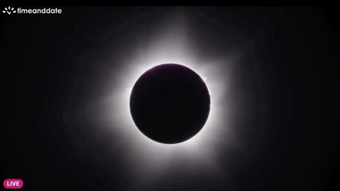 Penampakan Jelas Gerhana Matahari Hibrida di Langit Australia