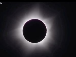 Penampakan Jelas Gerhana Matahari Hibrida di Langit Australia