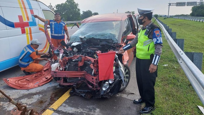 Pengemudi ngantuk hingga tabrak guardrail di Tol Gempol Pasuruan