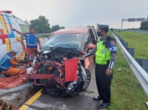 Pengemudi Ngantuk, Sienta Ringsek Tabrak Guardrail di Tol Gempol Pasuruan