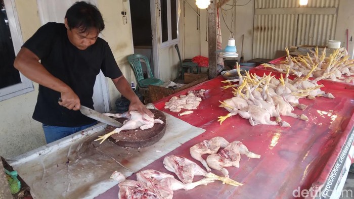 Penjual ayam dan daging sapi di Gorontalo jelang Lebaran.