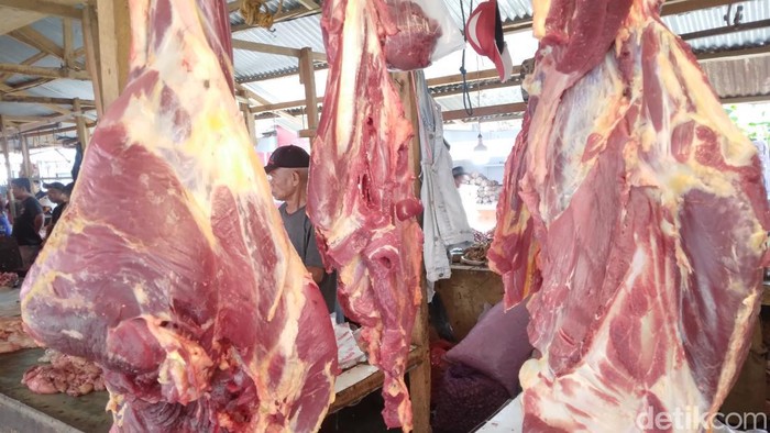 Penjual ayam dan daging sapi di Gorontalo jelang Lebaran.