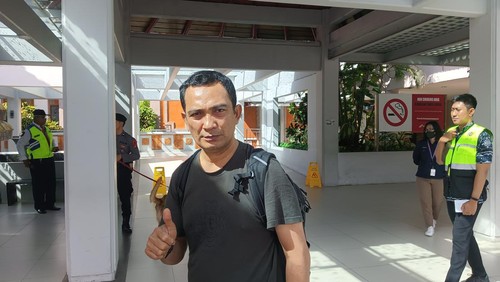 Andi Rahman, penumpang Lion Air, di Bandara Ngurah Rai, Bali, Kamis (20/4/2023). Andi terlambat mengejar penerbangan dari Bali ke Makassar karena pesawat Lion Air dari Jakarta terlambat 3,5 jam.