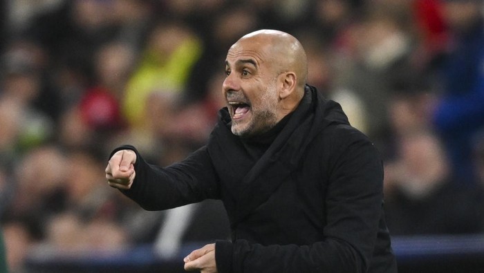 Manchester Citys head coach Pep Guardiola gives instructions to his players during the Champions League quarter finals second leg soccer match between Bayern Munich and Manchester City, at the Allianz Arena stadium in Munich, Germany, Wednesday, April 19, 2023. (AP Photo/Andreas Schaad)