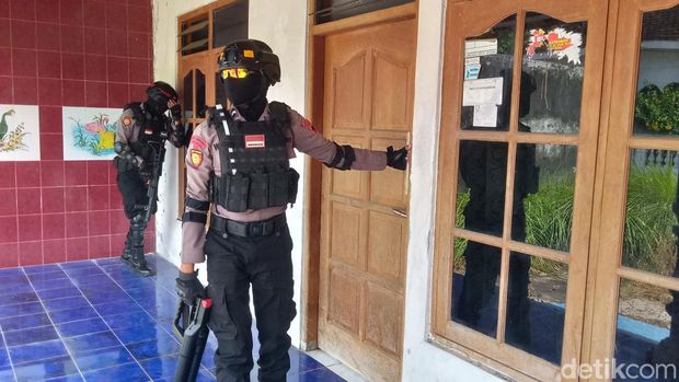 Personel gabungan menggerebek pelaku penembakan di Desa Keprabon, Kecamatan Polanharjo, Klaten, Kamis (20/4/2023).