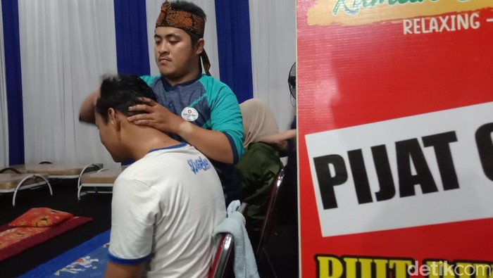 Pijat gratis di jalur mudik Indramayu.
