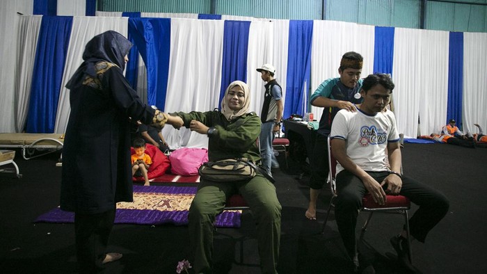 Pemudik memanfaatkan layanan pijat gratis di 'rest area' Jembatan Timbang, Losarang, Indramayu, Jawa Barat, Rabu (19/4/2023). Layanan pijat gratis yang disediakan UPPKB Jembatan Timbang Losarang itu untuk menghilangkan pegal dan melepas lelah bagi pemudik yang beristirahat. ANTARA FOTO/Dedhez Anggara/nym.
